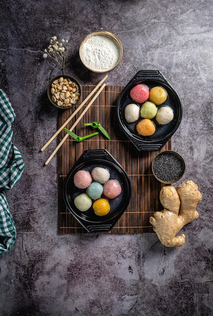 음력 설 명절 음식을 위한 큰 탕위안 위안샤오 찹쌀 만두 공의 상위 뷰