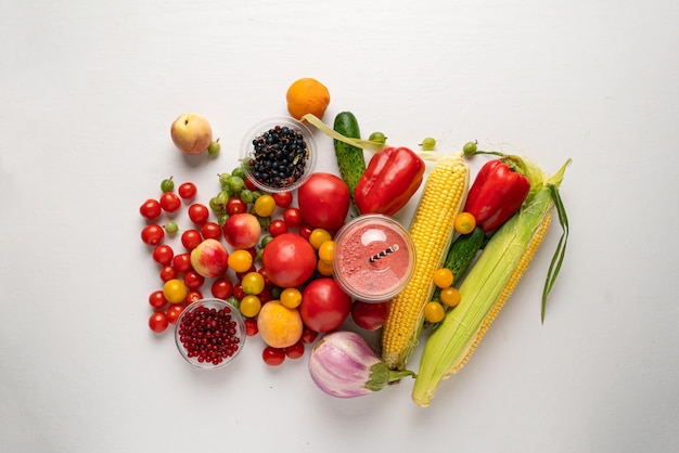 Вид сверху на биоздоровую смесь различных фруктов и овощей на цветных поверхностях