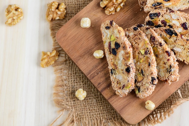 Vista dall'alto di biscotti sul piatto di legno prodotti da forno fatti in casa e cibo sano