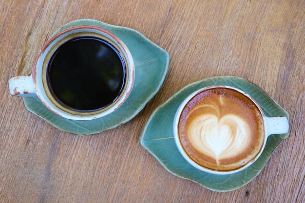 Vista dall'alto di caffè nero e cappuccino caldo sul tavolo di legno