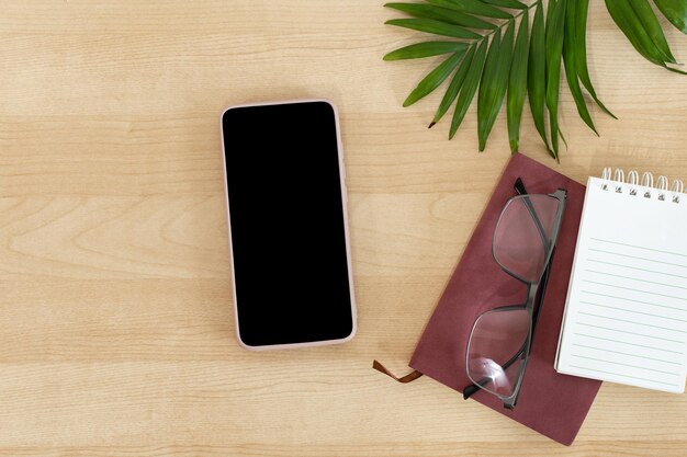 Вид сверху на пустые очки ноутбука мобильного телефона на деревянном офисном столе