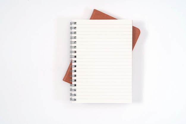 Фото Вид сверху пустой оранжевый кожаный дневник и карандаш на белом столе