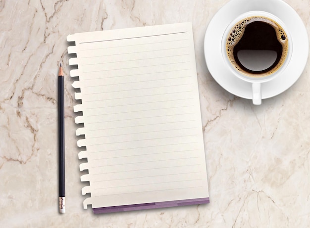 大理石の背景に平面図の空白の紙の鉛筆とコーヒーのマグカップ