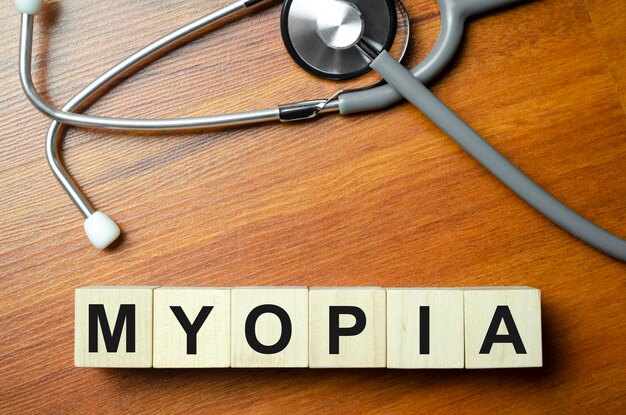 上の画面は木製の背景に MYOPIA という文字が描かれています