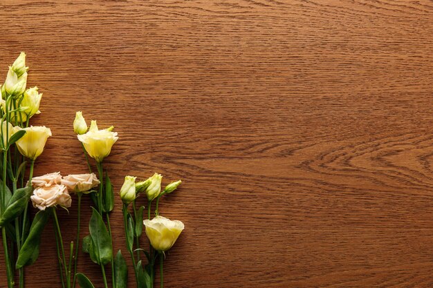 木製の背景に咲くトルコギキョウの花のトップ ビュー