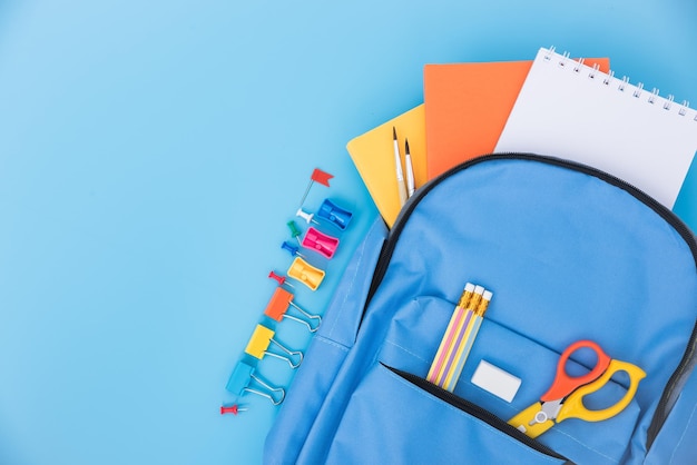 Vista dall'alto zaino con borsa blu per bambini dell'istruzione