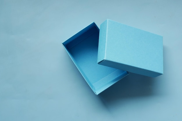 Вид сверху на пустую коробку синего цвета
