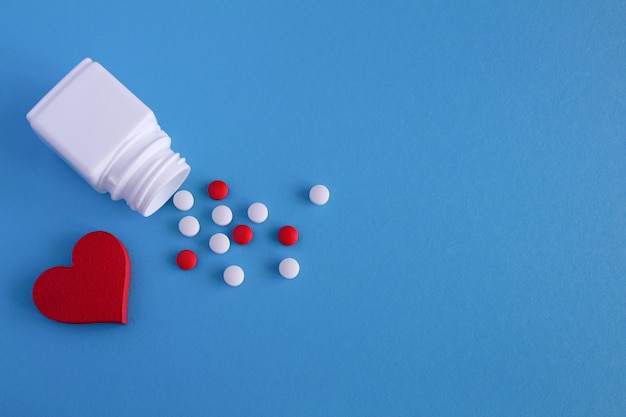 Top view of bottle of pills and heart shape