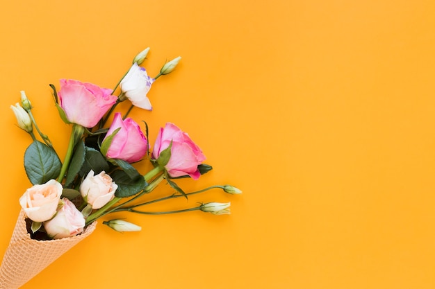 Foto mazzo di vista superiore delle rose sul fondo arancio dello spazio della copia