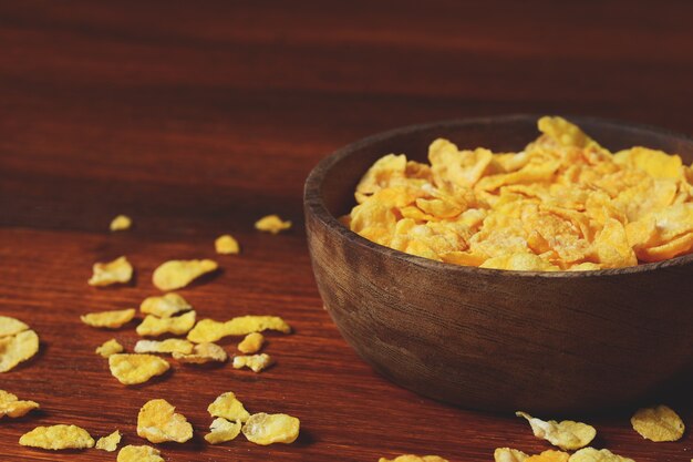 Foto vista superiore della ciotola piena di cereali su fondo di legno