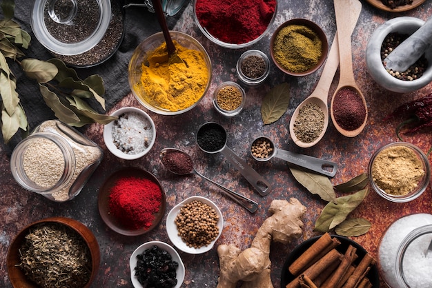 Photo top view bowls and spoons with spices