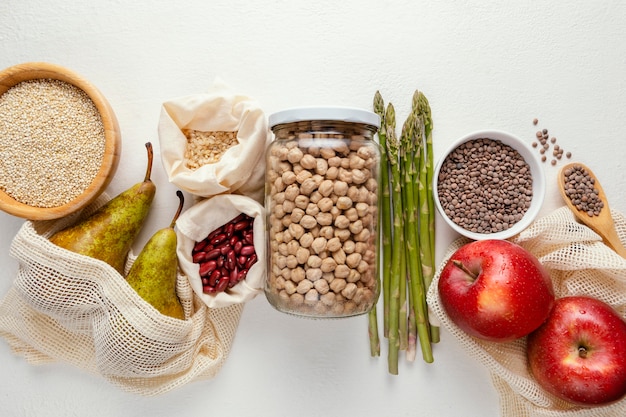 Photo top view bowls with beans on table