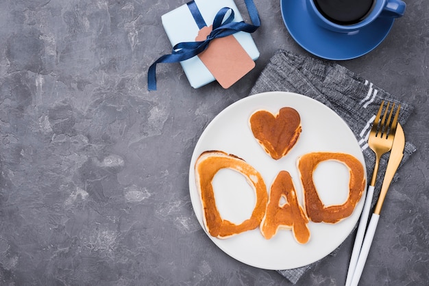 Lettere di pane vista dall'alto per la festa del papà