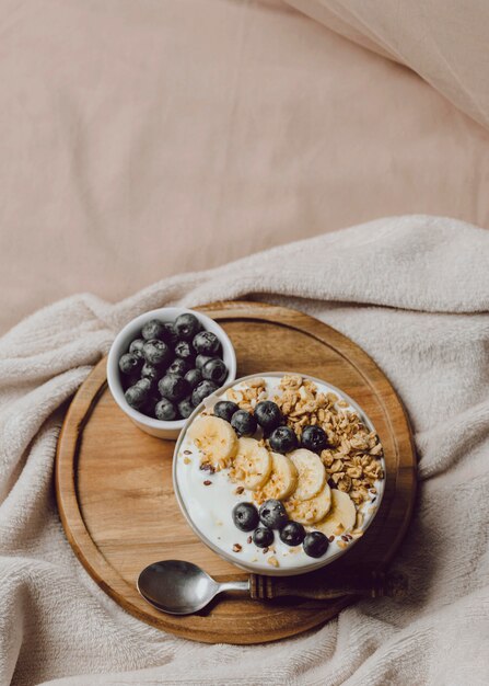 Foto vista dall'alto della colazione a letto con cereali e banana