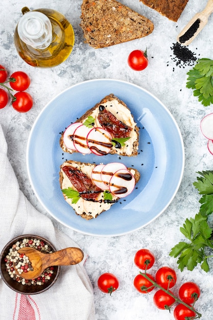 Vista dall'alto sulla colazione composta da pane tostato con hummus