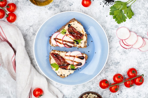 Vista dall'alto sulla colazione composta da pane tostato con hummus