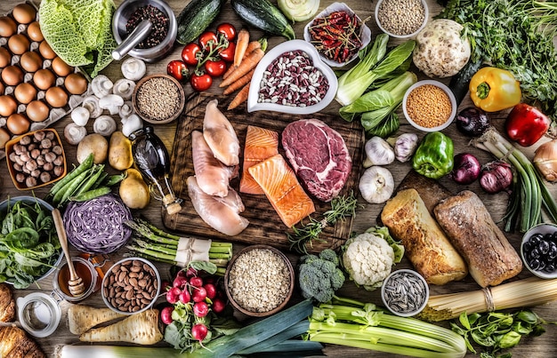 Foto vista dall'alto di un'ampia varietà di ingredienti alimentari perfetti per una vita sana