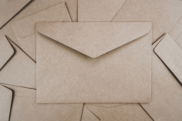 Photo top view of brown paper envelope. flat lay of many brown paper envelopes overlaid. stationery.