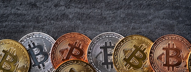 Вид сверху бизнес-концепция денег криптовалюты bitcoin на фоне темного черного сланцевого стола.
