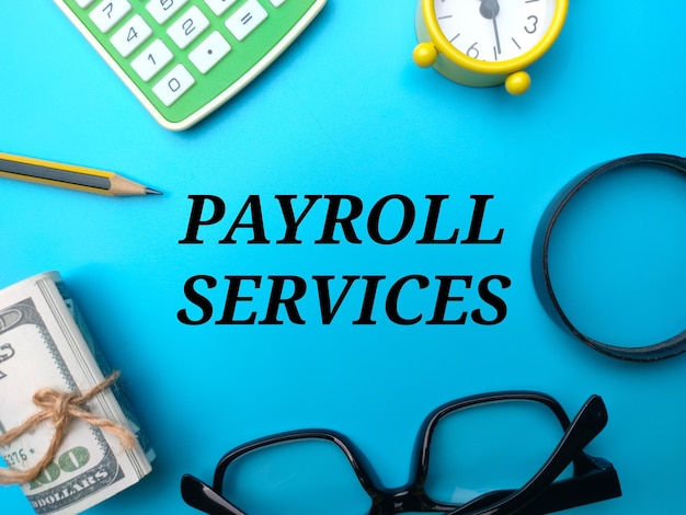 Вид сверху на бизнес-концепцию Слово PAYROLL SERVICES на синем фоне