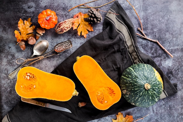 Foto metà della zucca butternut di vista superiore sulla tovaglia