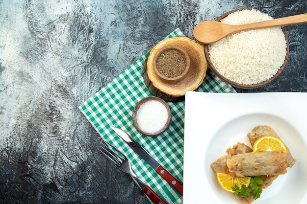 Vista dall'alto cavolo dolma con condimenti su sfondo scuro colore pasto cucina cena piatto carne cibo cottura calorie riso