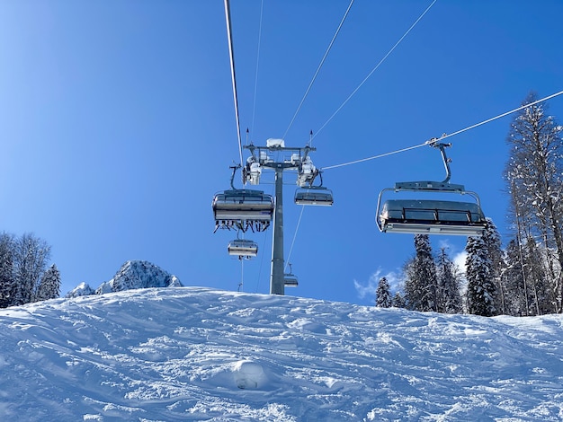 Una vista dall'alto sulle cabine degli impianti di risalita in montagna