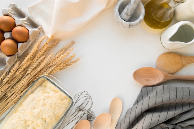 Foto stampo per dolci vista dall'alto con pastella e utensili