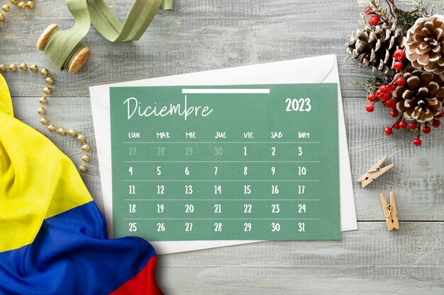 Foto calendario con vista dall'alto e disposizione delle pigne