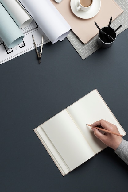 Foto vista dall'alto degli elementi di orientamento professionale per i designer