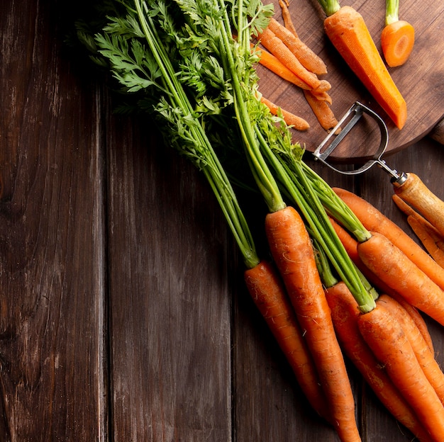 Photo top view of carrots with peeler