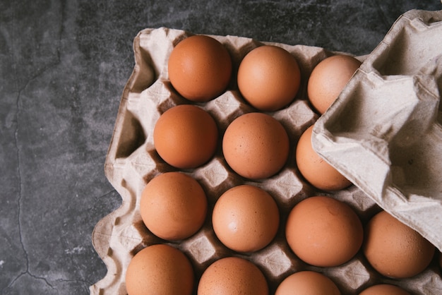 Photo top view carton of eggs