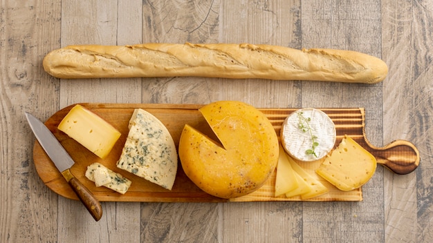 Photo top view cheese and brie with a baguette