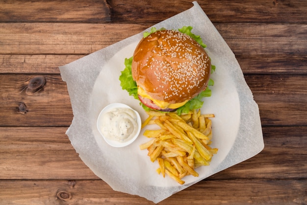 フライドポテトのトップビューチーズバーガー