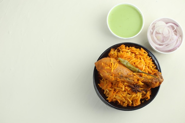 Вид сверху на курицу бирьяни, индийская еда, вкусная еда рамадан ифтар, хайдарабади бирьяни