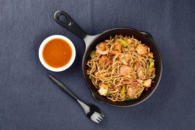 Foto vista dall'alto di tagliatelle di pollo servite con salsa