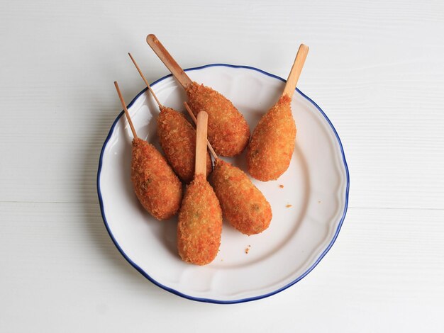 Vista dall'alto pollo sempol, cibo indonesiano. sempol è uno snack a base di farina di tapioca e pollo, servito con bastoncino e ripieno di mozzarella