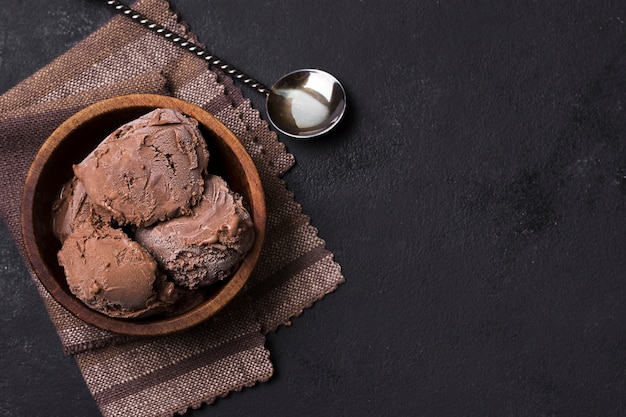 Photo top view chocolate ice cream scoops