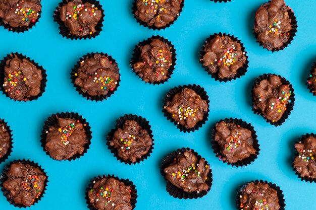 Vista dall'alto muffin al cioccolato sfondo isolato cupcakes