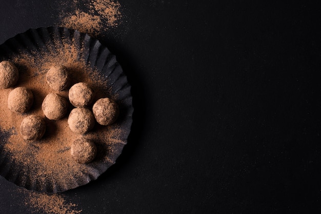 Foto tartufi di cioccolato vista dall'alto con spazio di copia