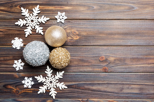 クリスマスボールと創造的な装飾のトップビュー