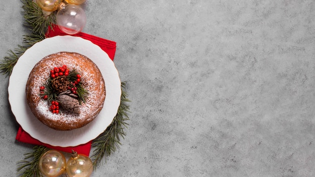 Foto vista dall'alto della torta di natale con globi e copia spazio