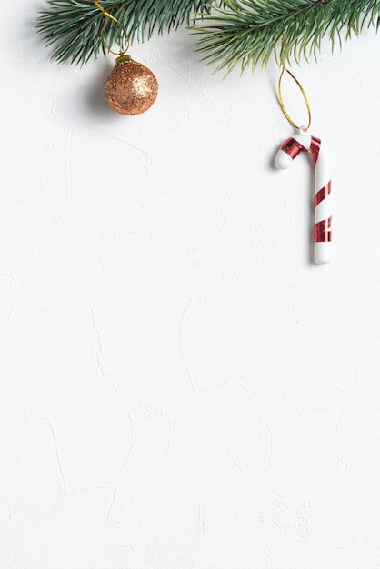 Vista dall'alto dello sfondo delle decorazioni natalizie su sfondo bianco da tavola con spazio copia, concetto di celebrazione delle vacanze. Foto Premium