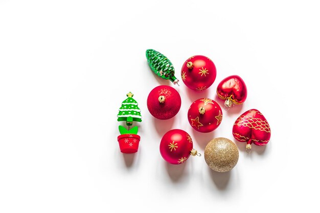 Photo top view of christmas decorations and a fir tree model on a white background. flat lay. copy space