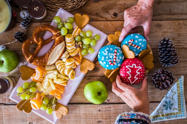 Foto vista dall'alto delle ciambelle di torte in stile invernale della vigilia di natale con decorazioni