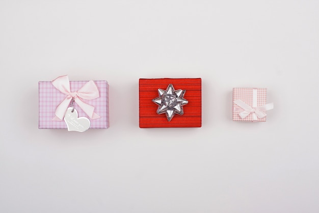 Photo top view christmas gifts on table