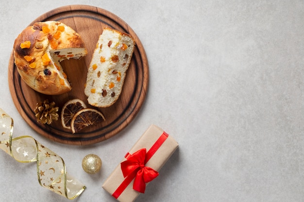 Foto panettone e regalo di natale vista dall'alto