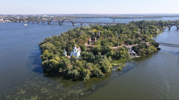 Вид сверху на церковь и мост на острове в городе Днепр