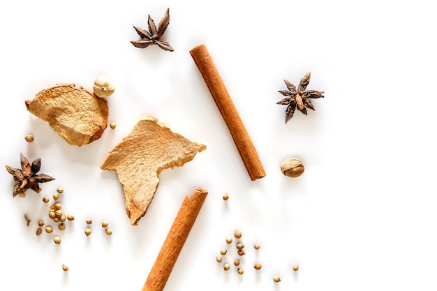 Photo top view of cinnamon stick and dried ginger isolated on white background