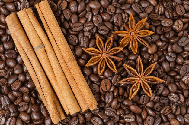 Vista dall'alto di bastoncini di cannella con i chicchi di caffè